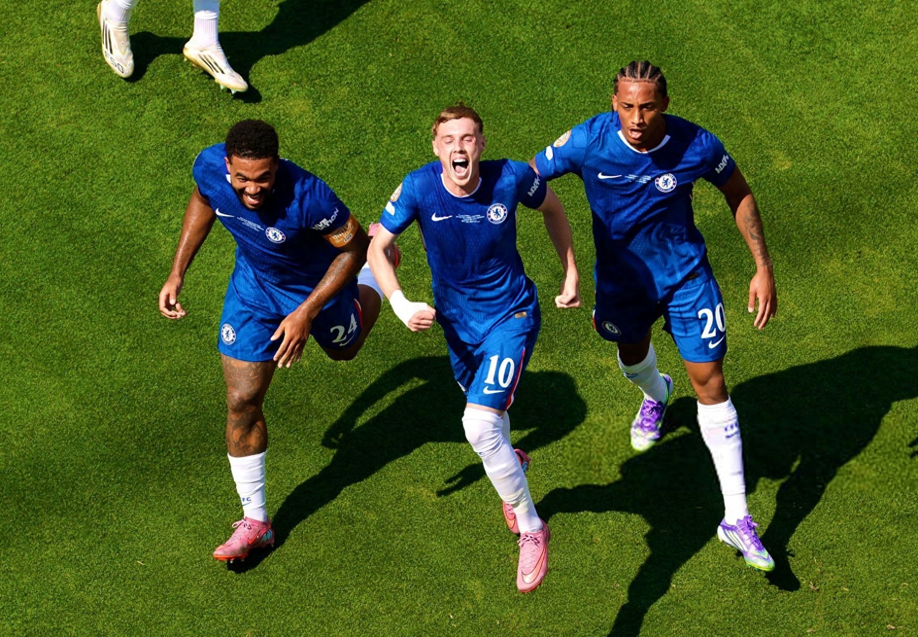 切尔西发布备战花絮，冲刺阶段迎来里程碑，欧联任务艰巨，年轻球员得到机会(切尔西欧联杯回放)